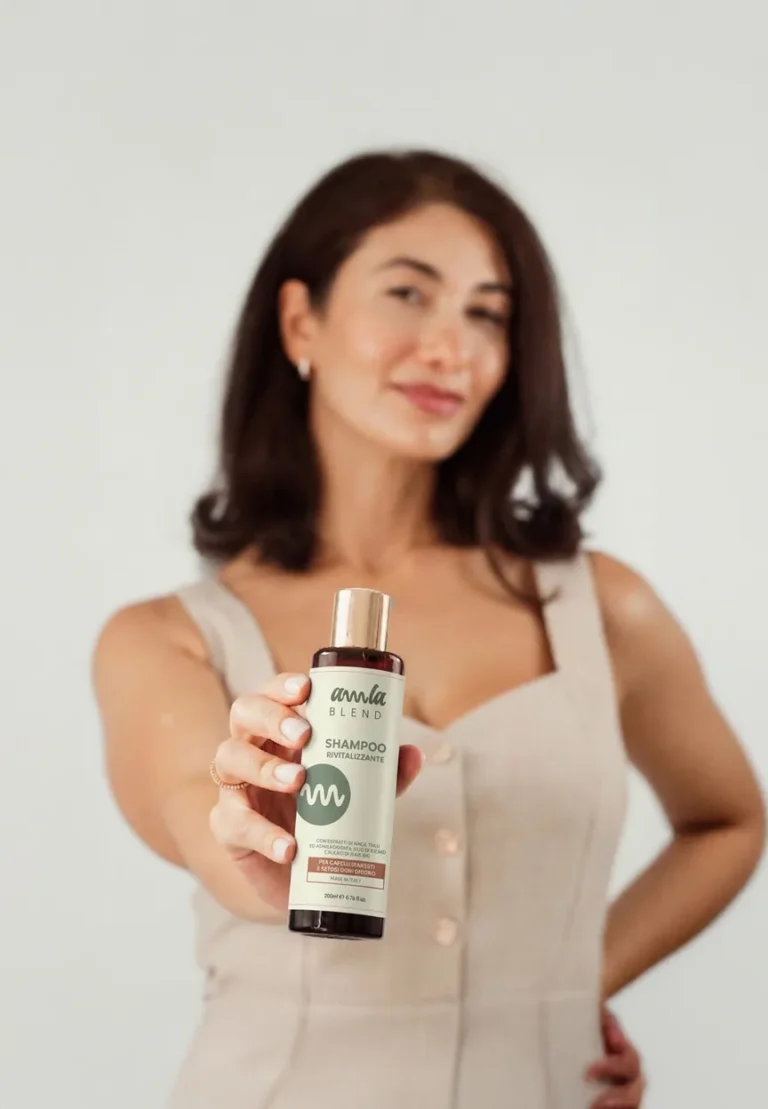 Shampoo uso frequente a base di Amla e Tulsi – Detergi delicatamente i capelli ogni giorno con lo Shampoo di . Con Amla